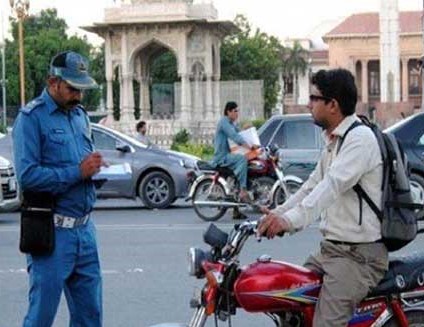 ہیلمٹ سے جان بچ گئی ،بھوک سے مر گئے 2 ہزار کاچالان، ٹریفک پولیس کی مہم حکومت کو ماہانہ اربوں روپے کی آمدن