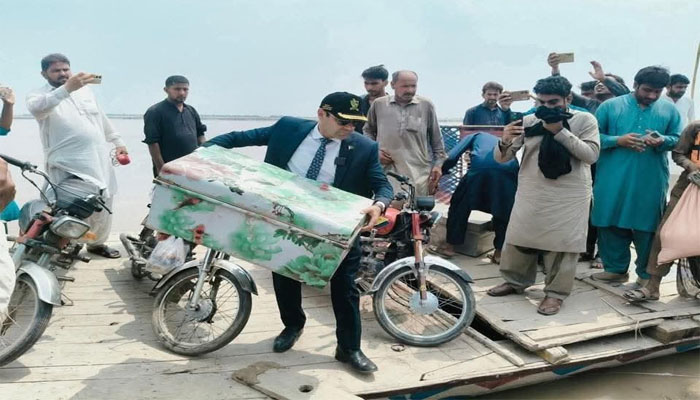 چشمہ کالا، دل اجالا ڈی سی صاحب نے بوری اٹھائی، چھے کیمرہ مینوں نے ملک کی معیشت اٹھالی