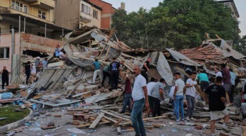 ترکیہ میں 6.1 شدت کا زلزلہ، کئی عمارتیں گر گئیں، جانی نقصان کی اطلاعات