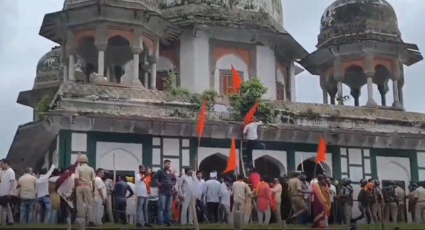 ہندو انتہاپسند بے لگام،، 200 سال پرانے مقبرے کو مندر قراردیدیا،  قبریں مسمار کردیں