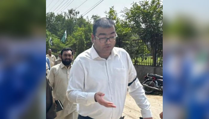 سیلاب زدہ علاقے کے دورہ  کے دوران اسٹنٹ کمشنر  کو ہارٹ اٹیک