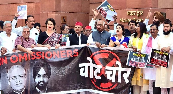 ووٹ چوری، بھارتی اپوزیشن کا احتجاج،بی جے پی ا ور الیکشن کمیشن کیخلاف نعرے