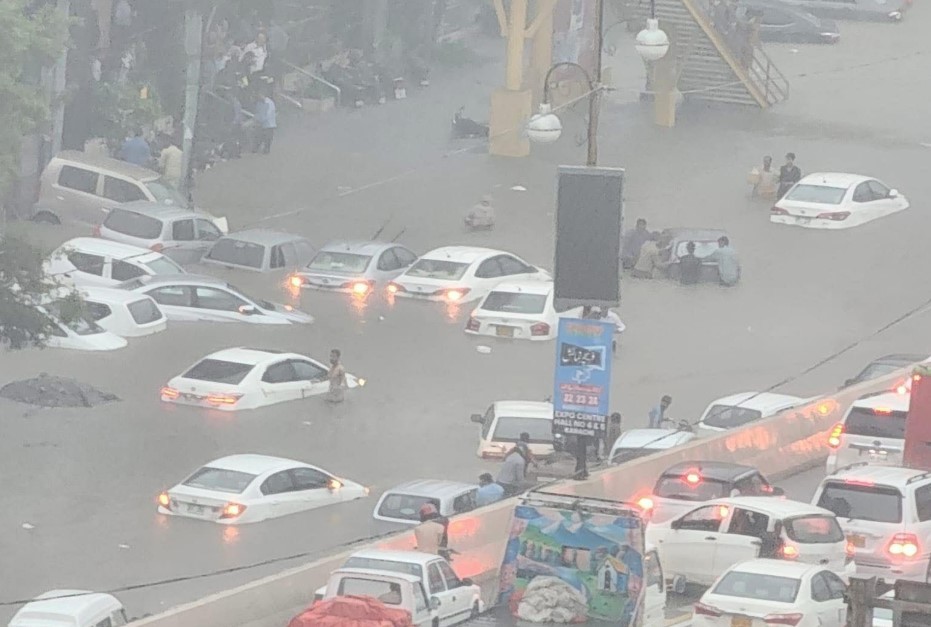 مسلسل بارش، کراچی ڈوب گیا،دیواریں گرنے سے 5 جاں بحق