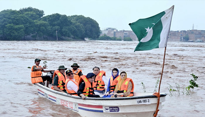 وزیراعلی کو دیکھ کر ریسکیو 1122 کے ارکان کے زندہ باد کے نعرے