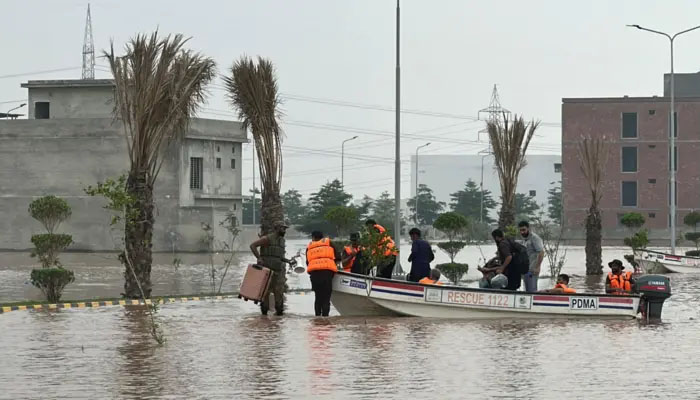 سیلاب کے سامنے حکومت کی "فلمی ہیرو والی” کارکردگی