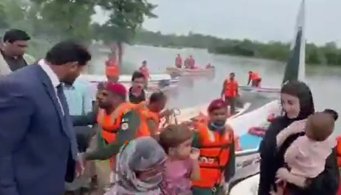 وزیراعلی مریم نواز کا تلوار پوسٹ کا دورہ،بچے کو گود میں اٹھا لیا، بحفاظت نکالنے پر 10 لاکھ انعام