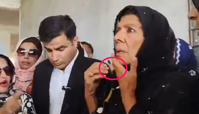 عمران خان کی بہن علیمہ خان پر انڈہ پھینکنے والی دو خواتین گرفتار