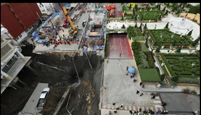 سڑک  حیران کن طور پر زمین میں دھنس گئی ،50 میٹر چوڑے گڑھے میں بجلی کھمبا گاڑیاں غرق