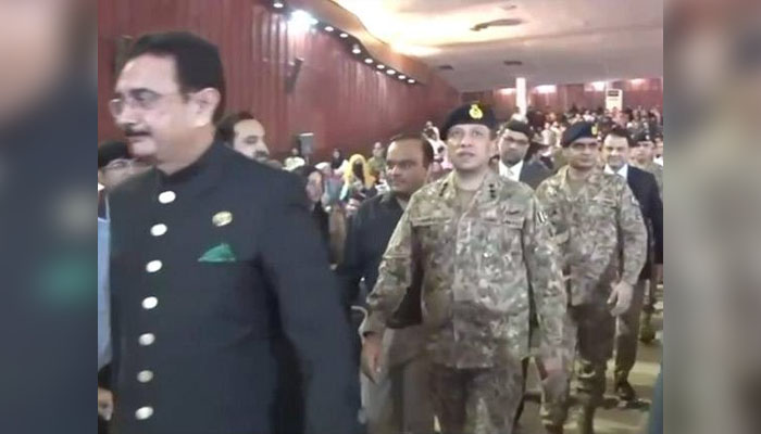 ڈی جی آئی ایس پی آر جنرل احمد شریف چودھری کا دورہ پنجاب یونیورسٹی، طلبا کے سوالوں کے جواب دئیے