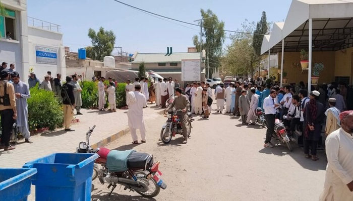 گورنر ہاؤس میں پولیس اہلکار کی غلطی سے برسٹ فائر،متعدد زخمی