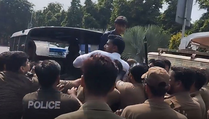 پنجاب یونیورسٹی میں احتجاجی طلبا و طالبات پر پولیس کا دھاوا، متعدد گرفتار