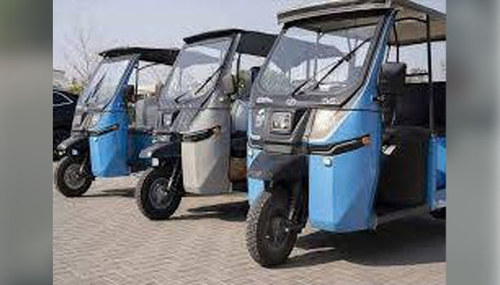 قابل اعتماد اور بھروسہ مند  بیٹری آپریٹڈ “کیورو“جاپانی رکشے آگئے