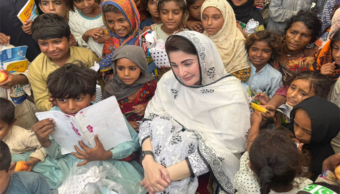 قاسم بیلا فلڈ کیمپ کا دورہ، وزیراعلی مریم نواز نے بچوں کو اپنے ہاتھ سے جوتے پہنائے،