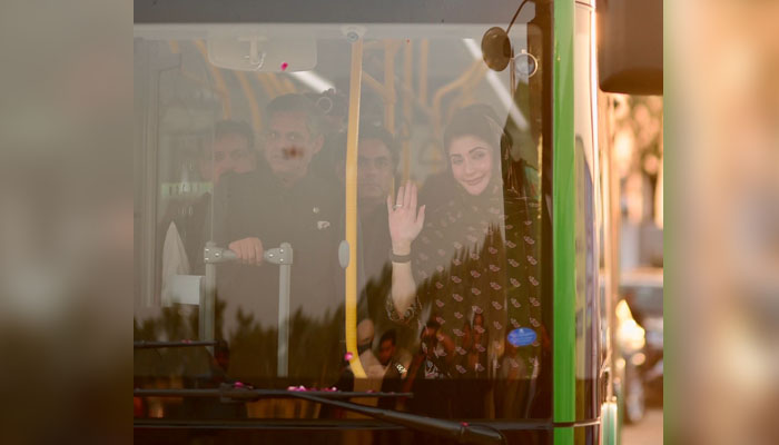 میانوالی میں الیکٹرک بس کے تاریخی پراجیکٹ کا افتتاح، تھینک یو مریم نواز، شہریوں کے نعرے