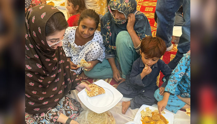 وزیراعلی پنجاب مریم نواز شریف علی پور پہنچ گئیں، سیلاب متاثرین کو کھاناپیش کیا