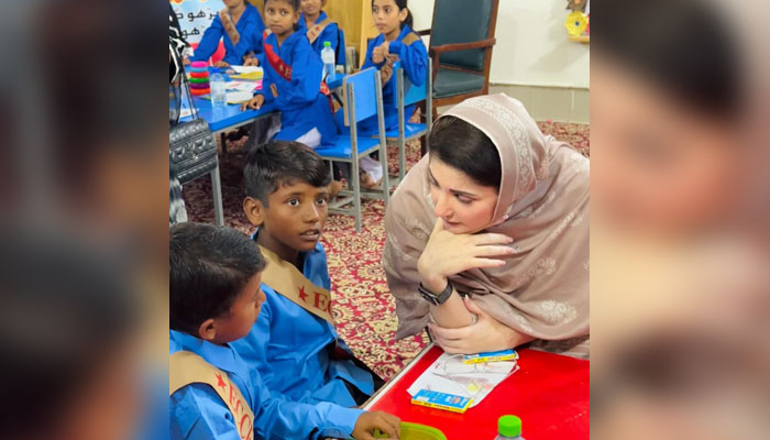 وزیراعلی مریم نواز شریف بہاولنگر پہنچ گئیں ، فلڈ ریلیف کیمپ میں واقع سکول کا دورہ ، بچوں میں گھل مل گئیں