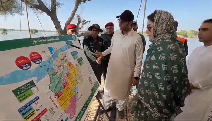 وزیر اعلیٰ پنجاب مریم نواز شریف کی لیاقت پور کے نواحی بیٹ ظاہر پیر بند آمد، متاثرین کو ریسیو کیا