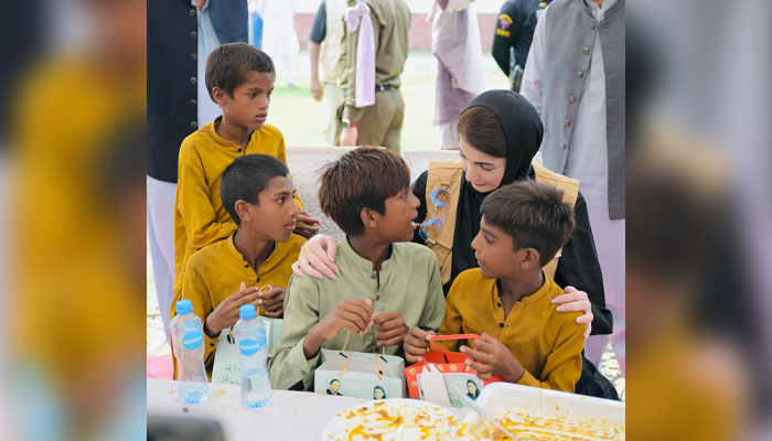 وزیراعلی مریم نواز کا جھنگ فلڈ ریلیف کیمپ کے فیلڈ ہسپتال کا دورہ