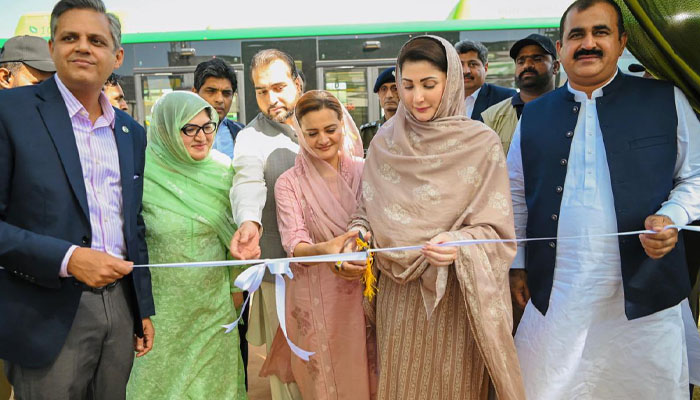 وزیراعلی مریم نواز کے ہاتھوں ساہیوال میں بھی جدید الیکٹرک بسوں کا افتتاح ،ہزاروں نوجوان بس کے ساتھ ساتھ چلتے رہے