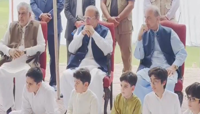 نوازشریف اور شہباز شریف کی عید میلاد النبی پر آبائی قبرستان آمد