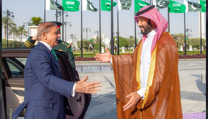 سعودی ولی عہد سے وزیراعظم شہباز شریف کی قصر الیمامہ میں ملاقات، دوطرفہ تعلقات پر گفتگو