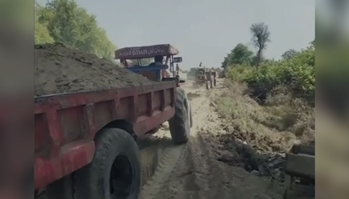 وزیر اعلیٰ مریم نواز کی ہدایت پر سیلاب سے متاثرہ سڑکوں کی ہنگامی بنیادوں پر تعمیر و مرمت