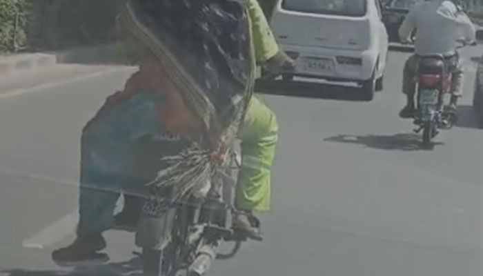 صفائی کا جذبہ “ستھرا پنجاب“ کے اہلکار  بھی کسی سے کم نہیں،