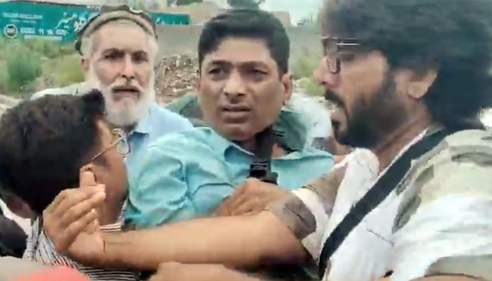 صحافی طیب بلوچ پر تشدد، علیمہ خان اور نعیم پنجوتھہ کیخلاف مقدمہ درج