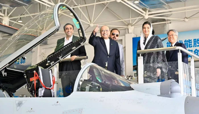چین کے ساتھ دفاعی پیداوار میں تعاون بڑھائیں گے، صدر آصف زرداری کا جے 10طیارہ ساز فیکٹری کا دورہ
