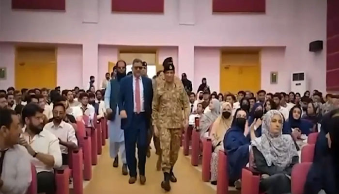 ڈی جی آئی ایس پی آر کا دورہ بلوچستان یونیورسٹی،طلبا کا پاک فوج کو خراج تحسین