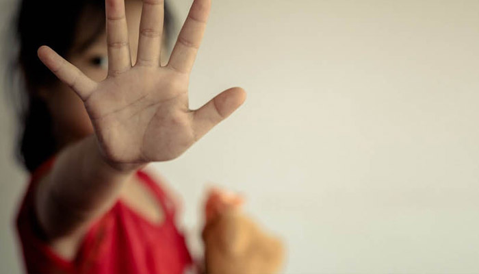 بچوں کی زندگی برباد کرنے والے مولوی کا پسٹل نیفے میں چل گیا