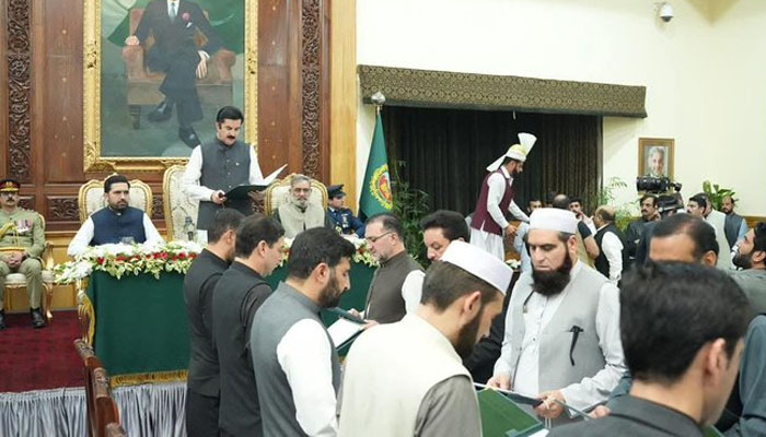 صوبہ خیبر پختونخوا کی 10 رکنی کابینہ تشکیل، گورنر فیصل کنڈی نے حلف لیا