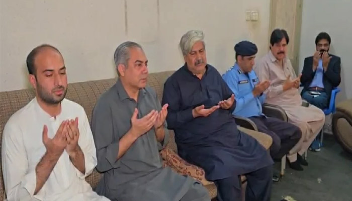 وزیر داخلہ محسن نقوی کی ایس پی عدیل اکبر کے گھر آمد، اہل خانہ سے اظہار تعزیت