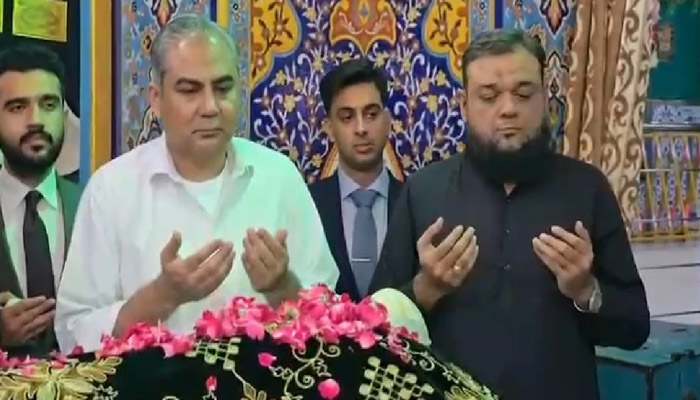 وفاقی وزیرداخلہ محسن نقوی کی درگاہ سید عبداللہ شاہ غازی پر حاضری، ملک وقوم کیلئے خصوصی دعائیں