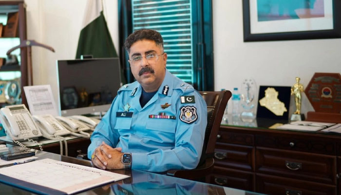 ایک آئی جی جس نے "کمزور اور نازک پولیس” کو مردانِ کار بنا دیا