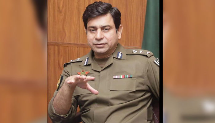 پولیس کے اندر پولیس کا آپریشن،،،کریمنلز کے سہولت کار اہلکار بے نقاب، 24 کو ملازمت سے برطرف کر دیا