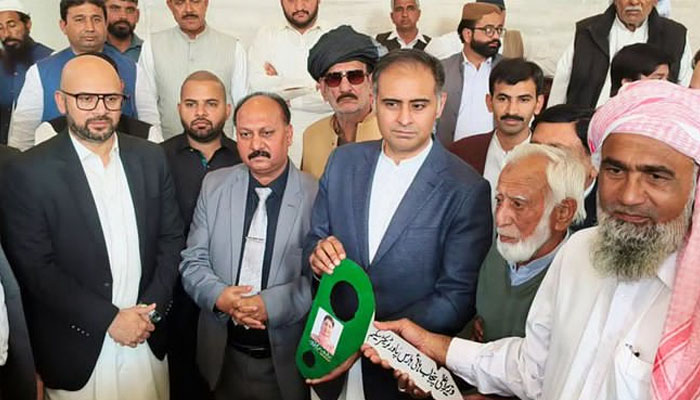 گرین ٹریکٹر سکیم کے تحت کسانوں میں ٹریکٹرز تقسیم