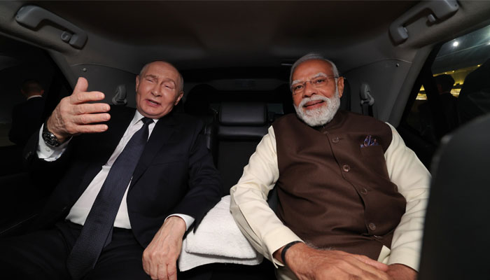 روسی صدر ولادیمیر پوٹن کی نئی دہلی آمد، پرتپاک استقبال،مودی کے ساتھ ایک ہی گاڑی میں سفر