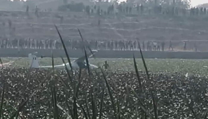 انڈین ائیرفورس کا طیارہ “چھپڑ“ میں جا گرا، دونوں پائلٹ محفوظ رہے