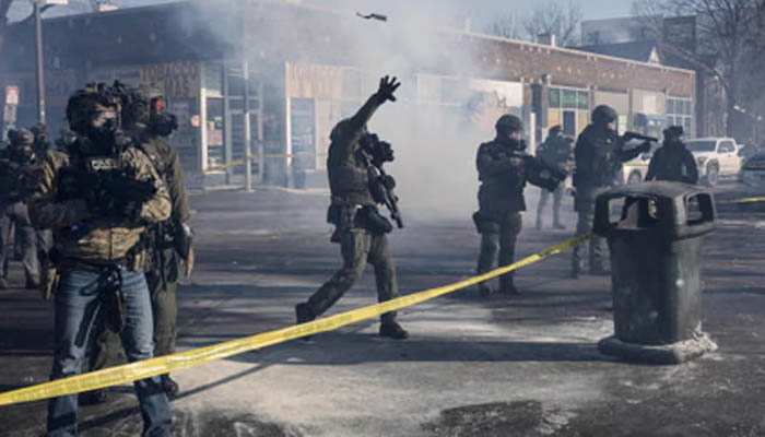 امریکا میدانِ جنگ بن گیا: مسلح ملزم کی ہلاکت کے بعد وفاقی ایجنٹوں پر دھاوا، سڑکوں پر ہنگامے