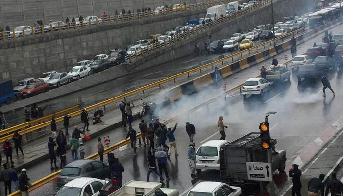 ایرانی مظاہرین اب بھی سڑکوں پر، 35افراد ہلاک، 1200 گرفتار