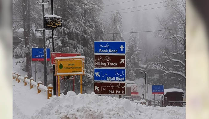 برفباری اور بارش کا ’ڈبل الرٹ‘؛ مری میں برفانی نظارے اور پنجاب میں بادل برسنے کی پیشگوئی