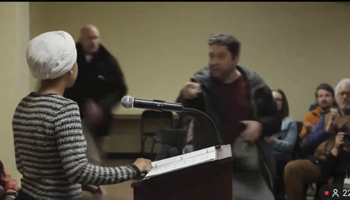 مسلم رکن کانگریس پر حملہ، ٹاؤن ہال میٹنگ میں الہان عمر پر بدبودار مائع پھینک دیا گیا،سفید فام شخص گرفتار