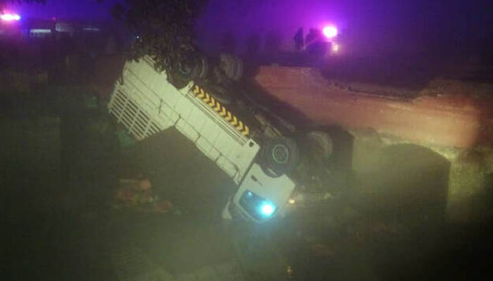 سرگودھا،شدید دھند کےباعث مزدا ٹرک نہر میں جاگرا ، خواتین بچوں سمیت 14 جاں بحق