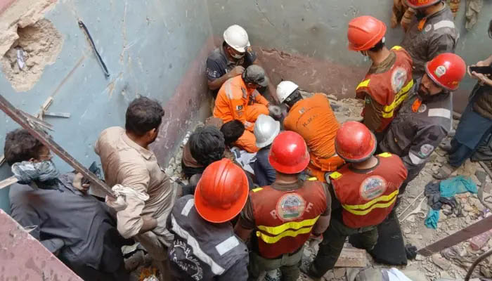 کراچی،سولجر بازار میں سلنڈر دھماکے سے رہائشی عمارت تباہ، دو بچوں سمیت16 افراد ہلاک