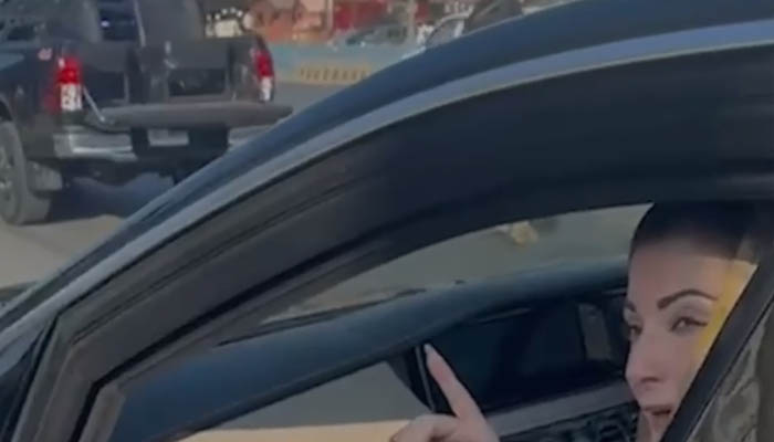 ”مجھے آپکی پروا ہے“لبرٹی چوک میں وزیراعلیٰ مریم نواز کی شہریوں سے گفتگو: ”سیفٹی راڈ نہیں تو موٹرسائیکل نہیں چلے گی،“