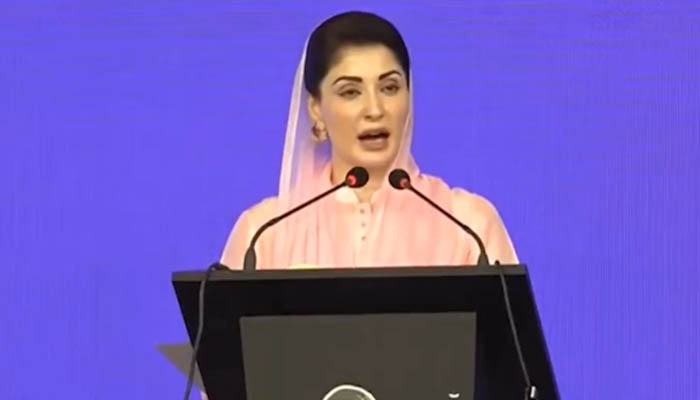 "ادھر ہونہار ہے، ادھر انتشار”: وزیراعلیٰ مریم نواز کا گجرات میں لیپ ٹاپ اور سکالرشپ تقسیم کرنے کی تقریب سے خطاب