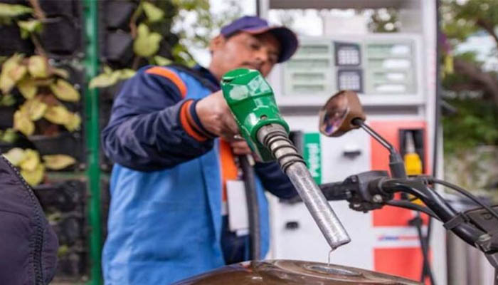 رمضان سے پہلے مہنگائی کا ایک اور وار: پیٹرول اور ڈیزل کی قیمتوں میں بڑا اضافہ، عوام چیخ اٹھے