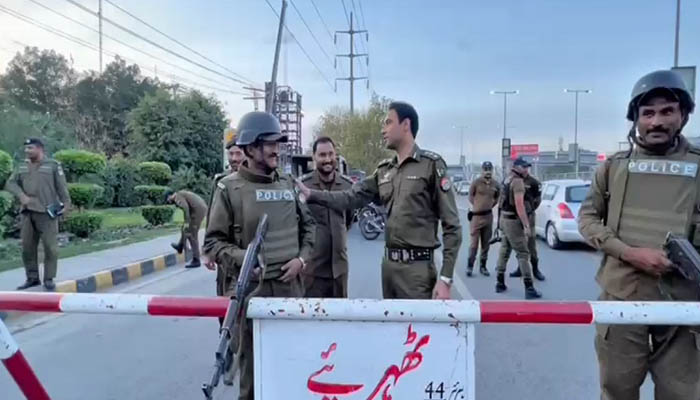 "شہریوں کا تحفظ ہماری پہلی ترجیح”: ڈی آئی جی آپریشنز کا ماڈل ٹاؤن موڑ پر جوانوں،شہریوں کے ساتھ روزہ افطار،