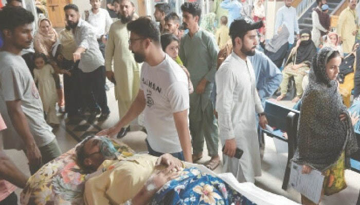 ڈاکٹر یا ڈاکو: کمیشن کے الزام، مہنگے ٹیسٹ اور سرکاری اسپتال سے نجی کلینک تک کا راستہ